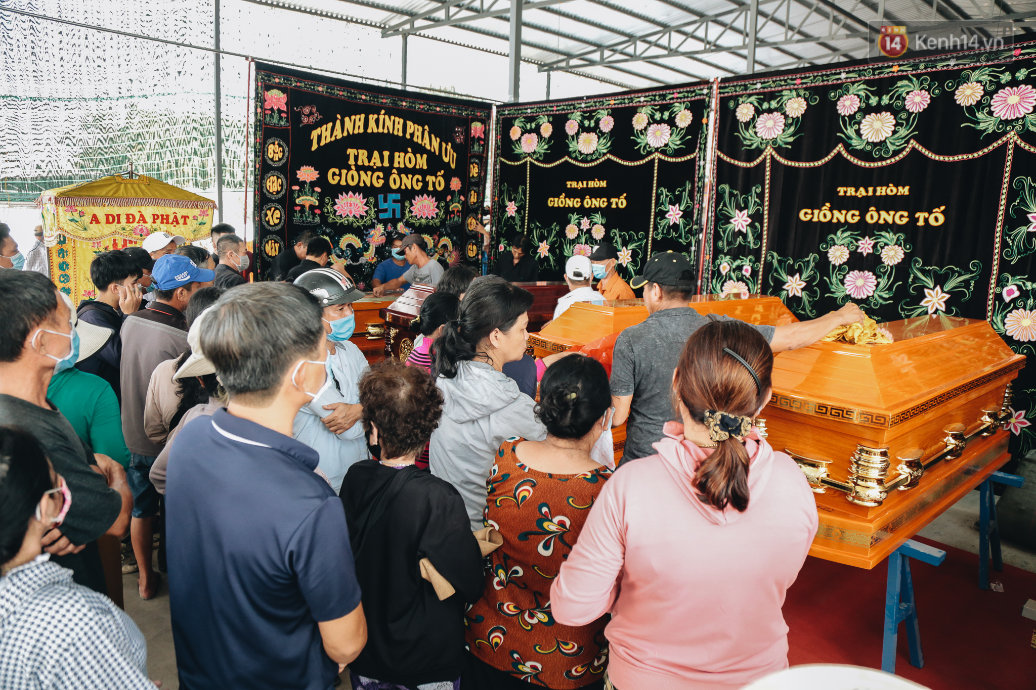 Photo: Relatives cry and watch over 6 coffins brought from the funeral home - Photo 10.