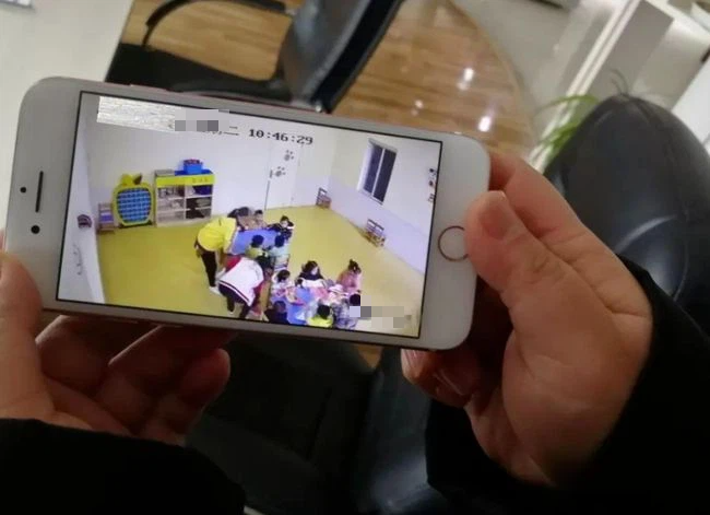Con đang vui vẻ đi học được 1 tuần bỗng lầm l&igrave;, theo d&otilde;i camera b&agrave; mẹ hối hận v&igrave; khiến con phải chịu đựng qu&aacute; nhiều - Ảnh 2.
