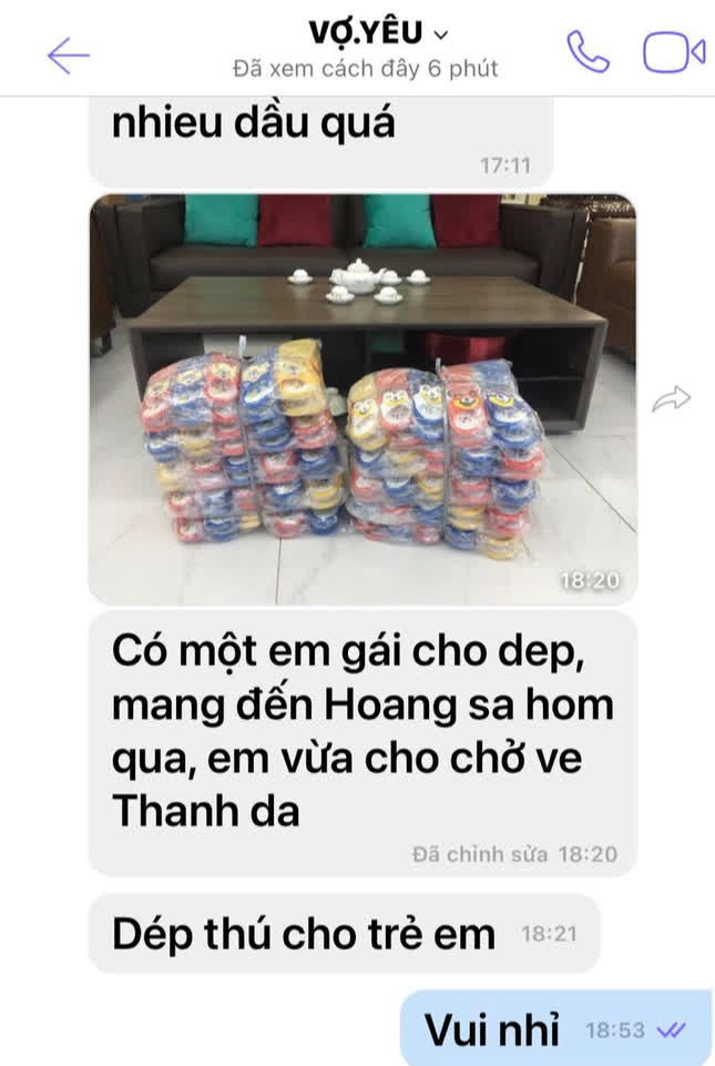 Vợ ông Đoàn Ngọc Hải thay chồng nhận quà của nhà hảo tâm gửi các cháu nhỏ khi ông vắng nhà - Ảnh 3.