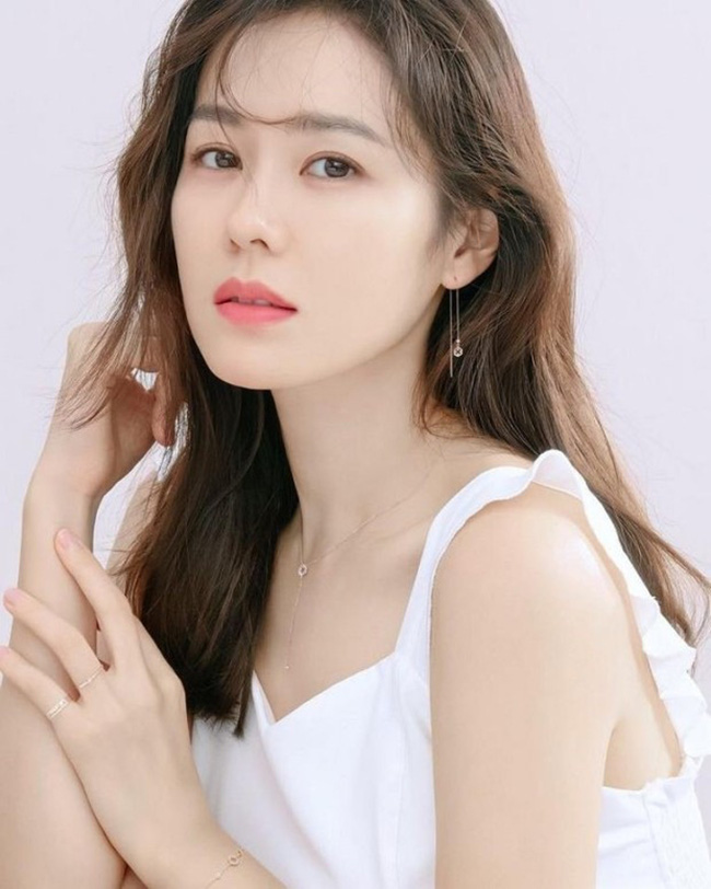 Sở hữu làn da dầu, Son Ye Jin có cách rửa mặt vô cùng đơn giản để da ráo mịn và sáng căng - Ảnh 1.