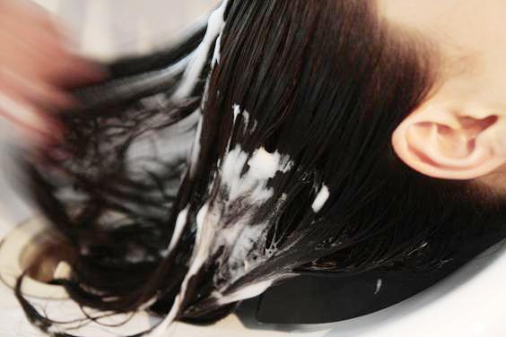 Nhuộm tóc thường xuyên có hại cho sức khỏe không? Bác sĩ chỉ ra 4 lưu ý trước khi bạn đi tút tát lại góc con người - Ảnh 2.
