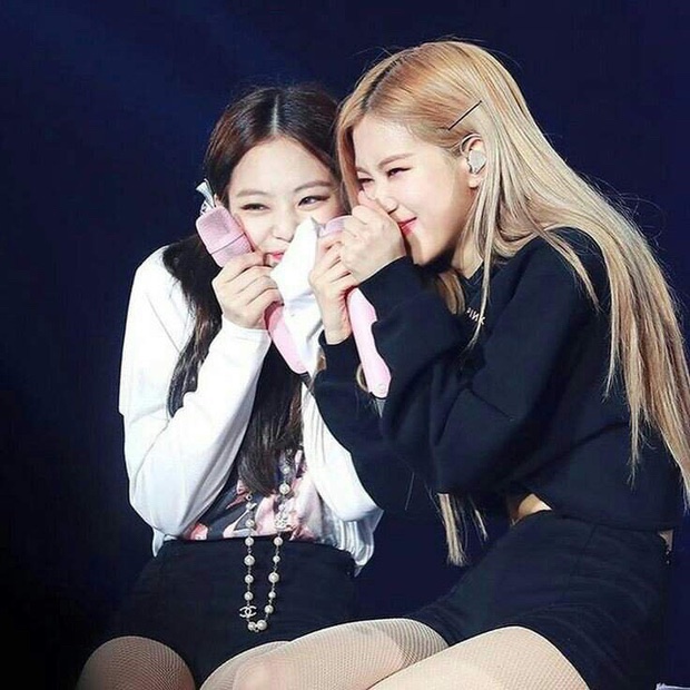 Rosé sốc cực độ khi Jennie giả làm fan gọi video call cho mình: Tự mua album hay lợi dụng đặc quyền BLACKPINK đấy? - Ảnh 6.