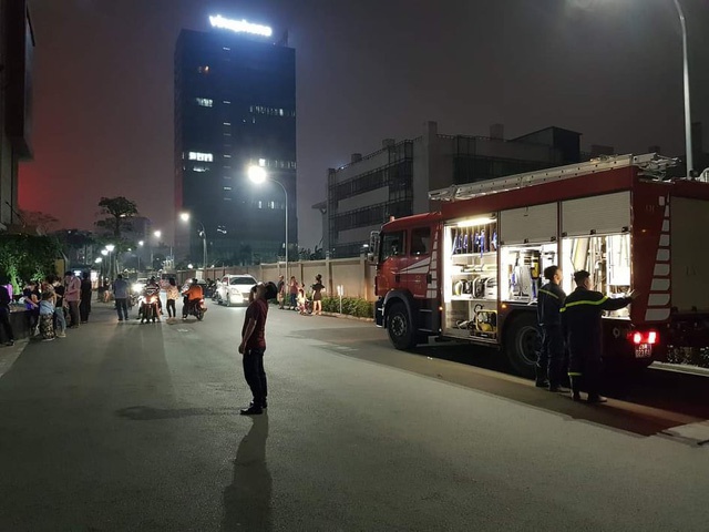 2 mẹ con bị nhốt trong thang máy chung cư cao cấp ở Hà Nội gần 1 giờ vì sự cố báo cháy - Ảnh 2.