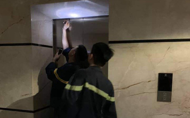 2 mẹ con bị nhốt trong thang máy chung cư cao cấp ở Hà Nội gần 1 giờ vì sự cố báo cháy - Ảnh 1.