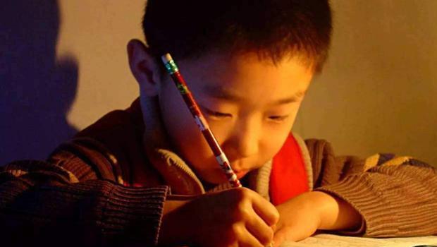1 người đi trước 3 người, theo sau 4 người, học trò tính ra 8 người vẫn bị gạch sai, nghe lý giải của giáo viên mới vỡ lẽ - Ảnh 1. 1 người đi trước 3 người, theo sau 4 người, học trò tính ra 8 người vẫn bị gạch sai, nghe lý giải của giáo viên mới vỡ lẽ - Ảnh 1.