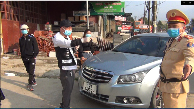 Kh&ocirc;ng chấp h&agrave;nh kiểm tra nồng độ cồn c&ograve;n livestream tr&ecirc;n Facebook, t&agrave;i xế bị phạt 40 triệu đồng - Ảnh 1.