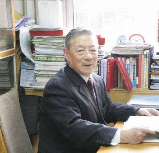 Bị nhồi máu não và ung thư thận, sau hơn 15 năm vẫn khỏe mạnh, bác sĩ 98 tuổi ở Trung Quốc chia sẻ 2 bí quyết sống khỏe - Ảnh 1.