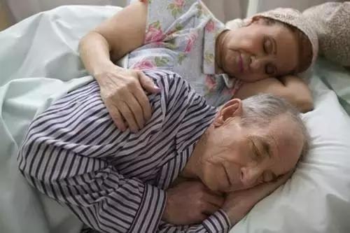 Bị nhồi máu não và ung thư thận, sau hơn 15 năm vẫn khỏe mạnh, bác sĩ 98 tuổi ở Trung Quốc chia sẻ 2 bí quyết sống khỏe - Ảnh 3.