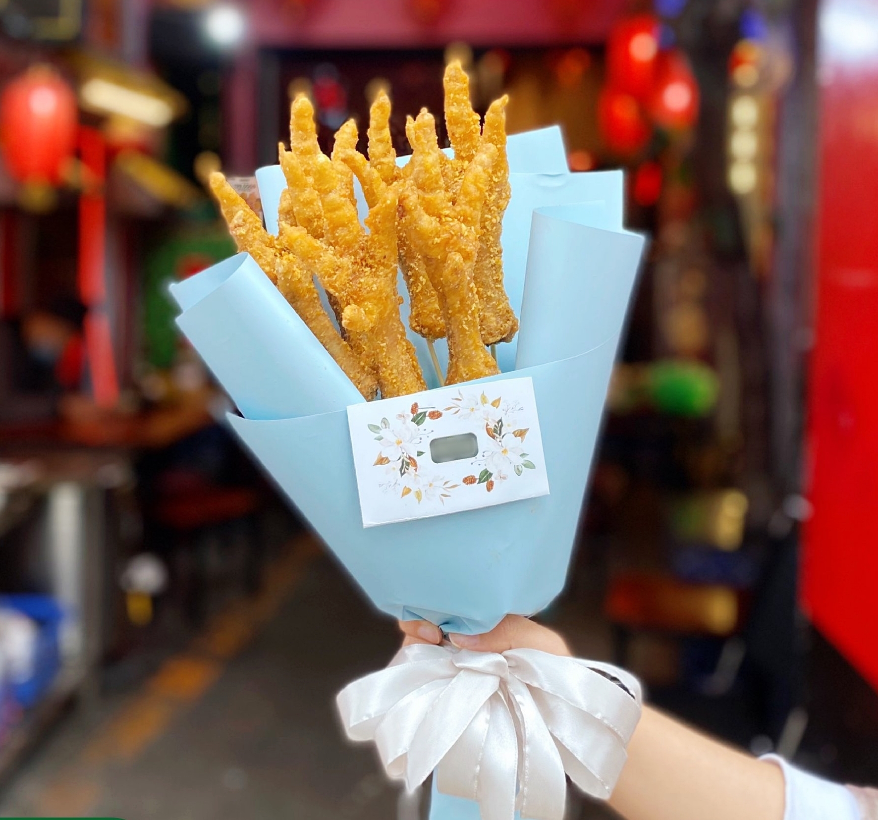 Qu&aacute;n ăn ở H&agrave; Nội chơi trội tặng chị em hẳn b&oacute; hoa bằng ch&acirc;n g&agrave; trị gi&aacute; 150k nh&acirc;n 8/3 khiến d&acirc;n t&igrave;nh x&ocirc;n xao - Ảnh 2.