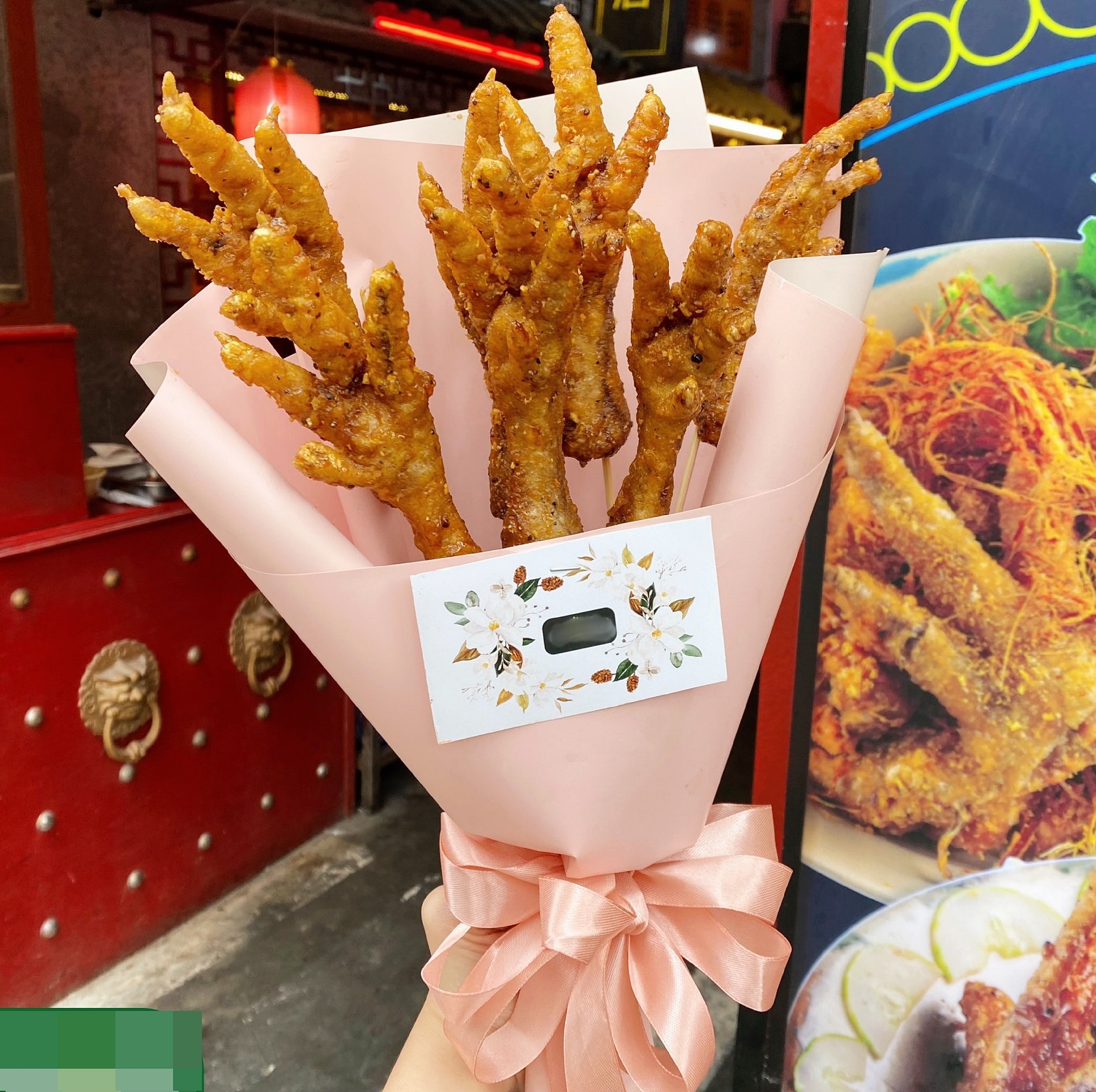 Qu&aacute;n ăn ở H&agrave; Nội chơi trội tặng chị em hẳn b&oacute; hoa bằng ch&acirc;n g&agrave; trị gi&aacute; 150k nh&acirc;n 8/3 khiến d&acirc;n t&igrave;nh x&ocirc;n xao - Ảnh 3.