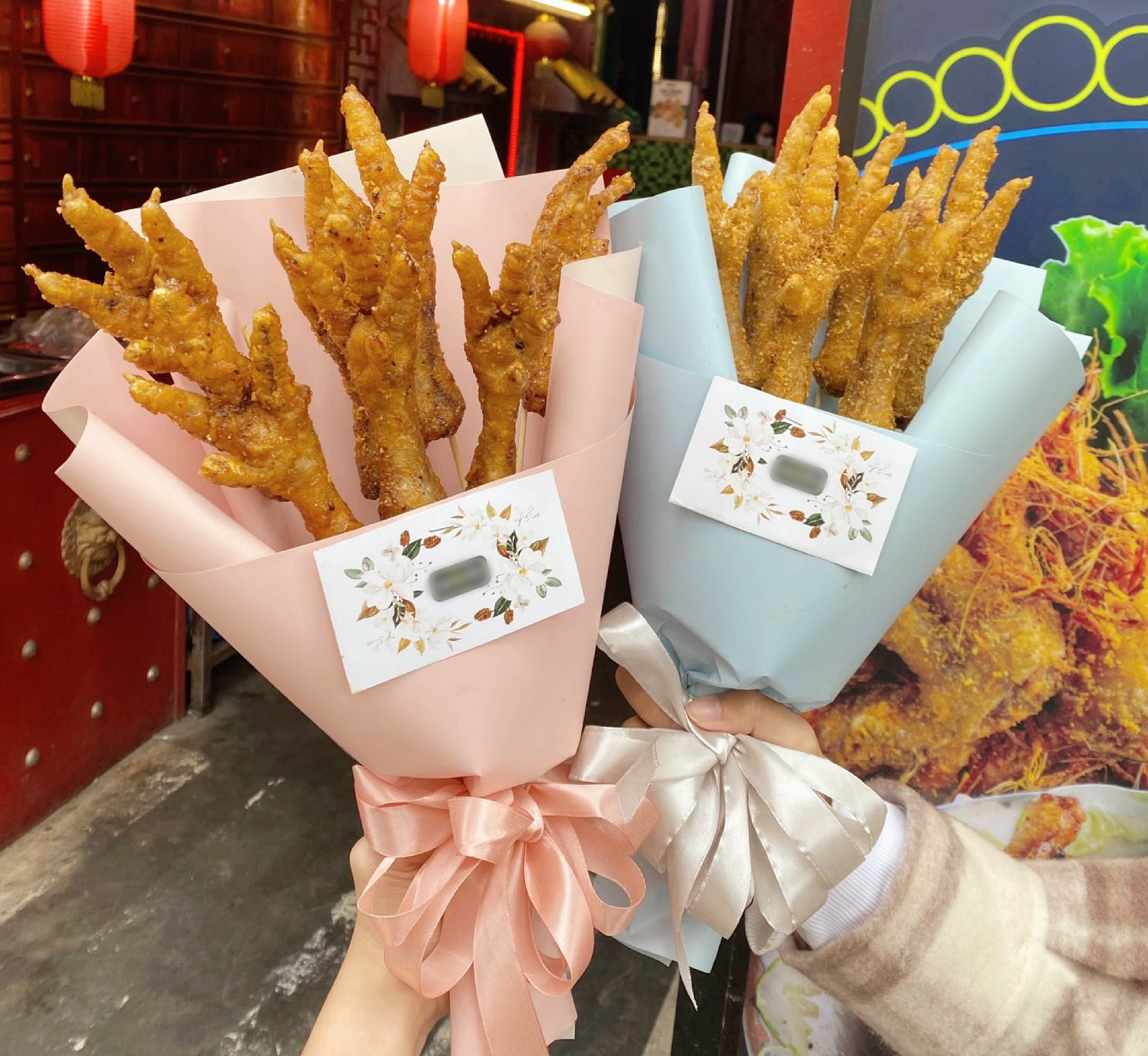 Qu&aacute;n ăn ở H&agrave; Nội chơi trội tặng chị em hẳn b&oacute; hoa bằng ch&acirc;n g&agrave; trị gi&aacute; 150k nh&acirc;n 8/3 khiến d&acirc;n t&igrave;nh x&ocirc;n xao - Ảnh 4.