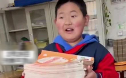 "1 người đi trước 3 người, theo sau 4 người", học trò tính ra 8 người vẫn bị gạch sai, nghe lý giải của giáo viên mới vỡ lẽ