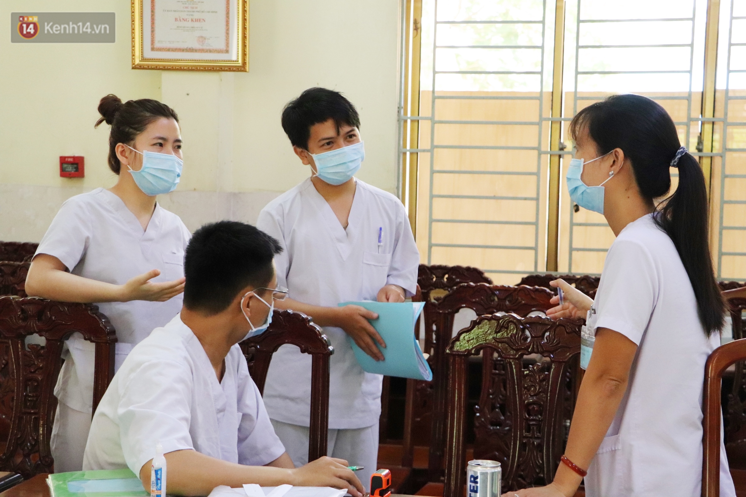 8/3 đặc biệt của các nữ y bác sĩ BV Dã chiến Củ Chi: Em nhớ con nhỏ, nhớ bố mẹ, thèm bữa cơm nhà lắm rồi - Ảnh 5. 8/3 đặc biệt của các nữ y bác sĩ BV Dã chiến Củ Chi: Em nhớ con nhỏ, nhớ bố mẹ, thèm bữa cơm nhà lắm rồi - Ảnh 5.
