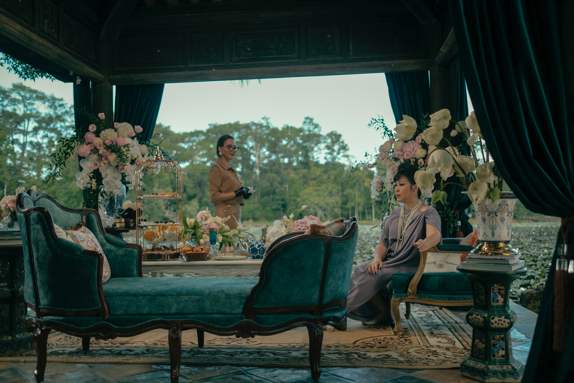 8 chi tiết quan trọng chứng minh G&aacute;i Gi&agrave; Lắm Chi&ecirc;u V thực ra l&agrave; phim viễn tưởng - Ảnh 4.