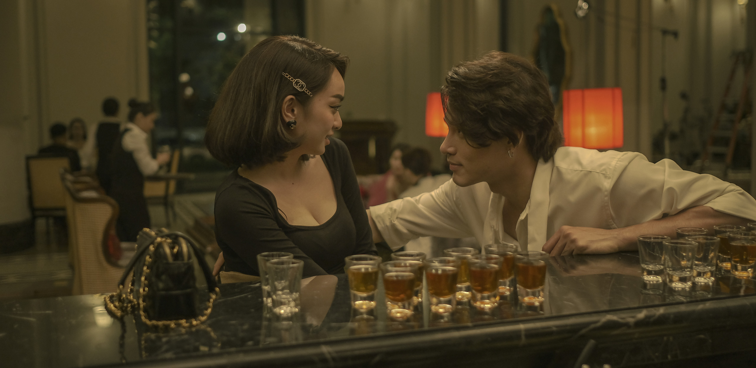 8 chi tiết quan trọng chứng minh G&aacute;i Gi&agrave; Lắm Chi&ecirc;u V thực ra l&agrave; phim viễn tưởng - Ảnh 10.