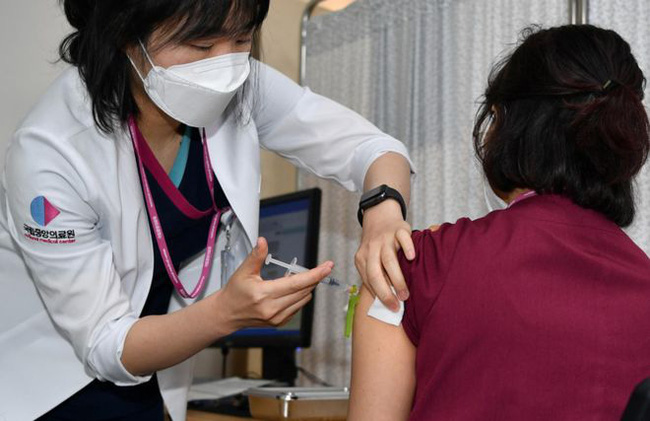 Hàn Quốc kết luận vaccine ngừa COVID-19 không liên quan đến 8 ca tử vong - Ảnh 1.