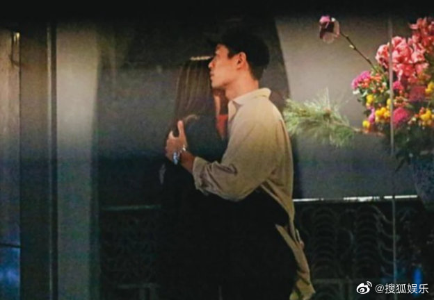 Đúng 8/3, tài tử Thiên Long Bát Bộ bị tung ảnh cãi nhau khiến vợ khóc nức nở nhưng hành động cuối cùng được khen ngợi - Ảnh 5. Đúng 8/3, tài tử Thiên Long Bát Bộ bị tung ảnh cãi nhau khiến vợ khóc nức nở nhưng hành động cuối cùng được khen ngợi - Ảnh 5.
