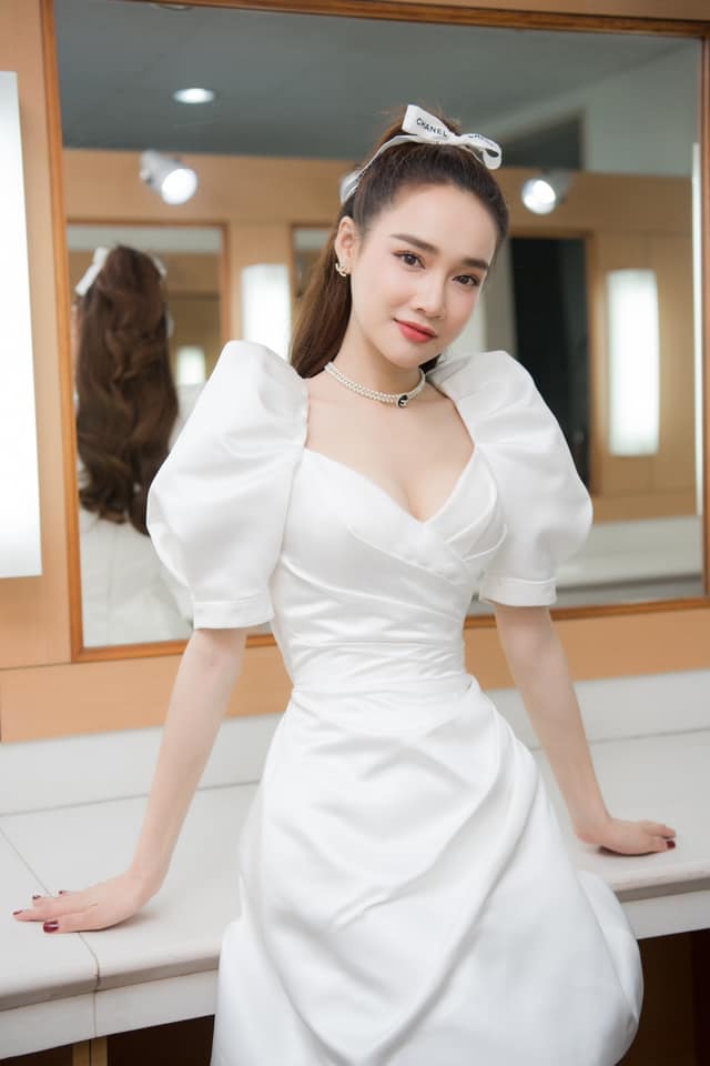 Từ Nhã Phương là chị em tăm tia được bao set đồ siêu xinh để xúng xính diện tối 8/3 - Ảnh 3.