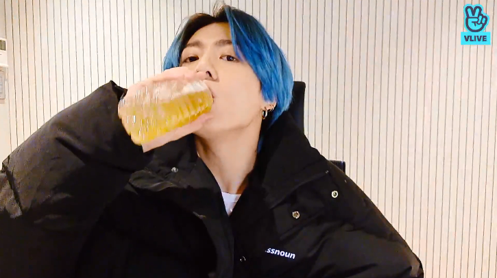 Jungkook (BTS) than trời v&igrave; mới khoe đồ uống y&ecirc;u th&iacute;ch đ&atilde; bị fan mua sạch, đ&agrave;nh ngậm ng&ugrave;i chịu cảnh trắng tay - Ảnh 1.