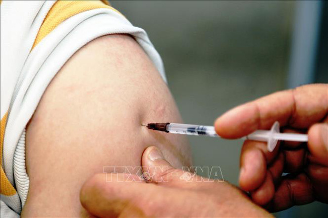 Hơn 300 triệu người trên toàn cầu được tiêm vaccine - Ảnh 1.