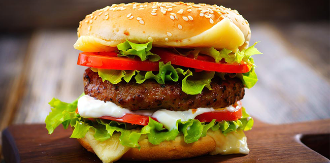 Từ lầm tưởng đã hamburger lại còn nhân bò, cùng tìm hiểu nguồn gốc của món ăn nhanh bị ẩm thực đường phố Việt Nam đánh bầm dập - Ảnh 1.