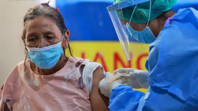 Indonesia cấp phép sử dụng khẩn cấp vaccine COVID-19 của AstraZeneca - Ảnh 1.