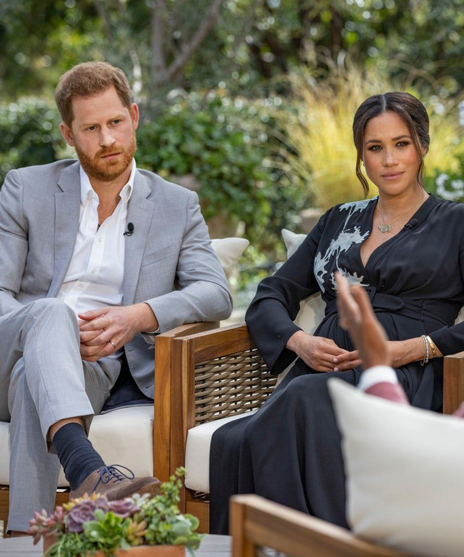 Cuộc phỏng vấn bom tấn của vợ chồng Meghan Markle l&agrave;m khuynh đảo MXH, d&acirc;n mạng ra sức chế ảnh meme kh&ocirc;ng nhịn được cười - Ảnh 1.