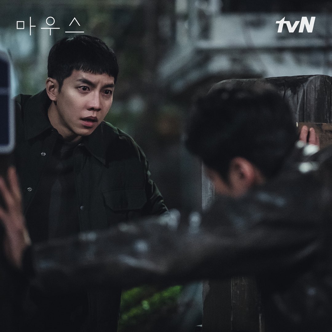 Lee Seung Gi đi&ecirc;n cuồng b&oacute;p cổ đồng nghiệp trong Mouse, d&acirc;n t&igrave;nh vẫn kh&ocirc;ng tin anh l&agrave; kẻ s&aacute;t nh&acirc;n - Ảnh 1.