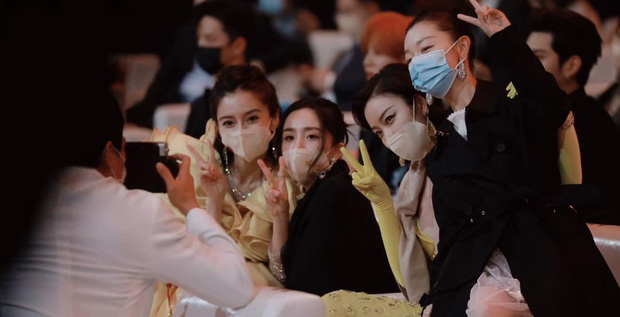 Chuyện đó không ai ngờ: Phải ngồi cạnh tình cũ của chồng tại sự kiện khủng, Triệu Lệ Dĩnh tỏ thái độ là lạ - Ảnh 4.