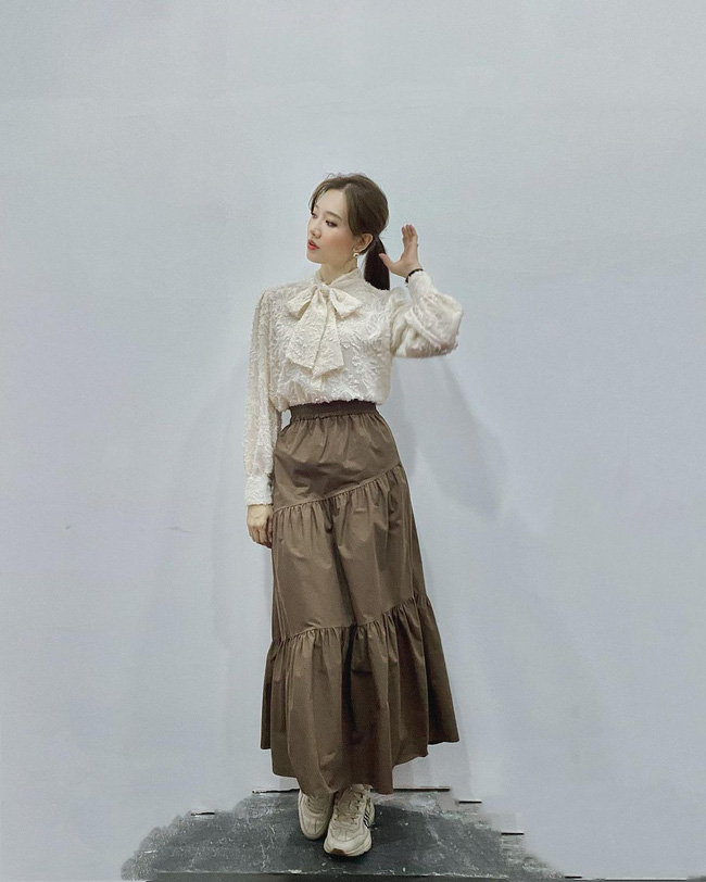 R&uacute;t kinh nghiệm từ Hari Won để kh&ocirc;ng chọn gi&agrave;y d&eacute;p ph&aacute; game cả set đồ đẹp - Ảnh 1.