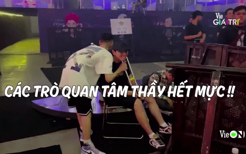 Binz, Suboi thay nhau ôm chầm Karik: Thương bạn chống nạng duyệt Rap Việt Concert mặc chấn thương - Ảnh 2.