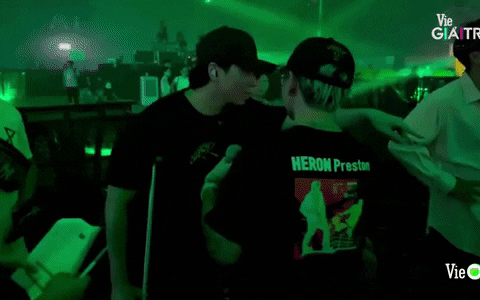 Binz, Suboi thay nhau ôm chầm Karik: Thương bạn chống nạng duyệt Rap Việt Concert mặc chấn thương - Ảnh 4.