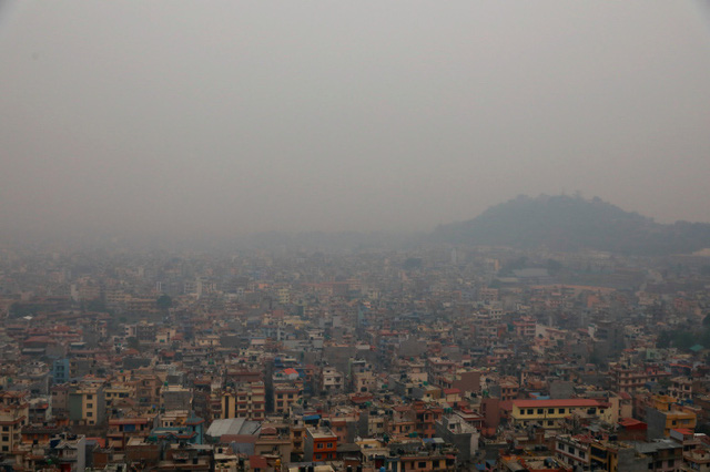 Cháy rừng tồi tệ nhất trong nhiều năm qua gây ô nhiễm không khí nghiêm trọng ở Nepal - Ảnh 2. Cháy rừng tồi tệ nhất trong nhiều năm qua gây ô nhiễm không khí nghiêm trọng ở Nepal - Ảnh 2.