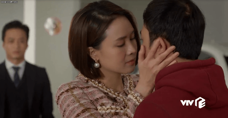 Muôn kiểu cưỡng hôn ở Hướng Dương Ngược Nắng, sững sờ nhất là màn khóa môi công khai của Phúc - Châu