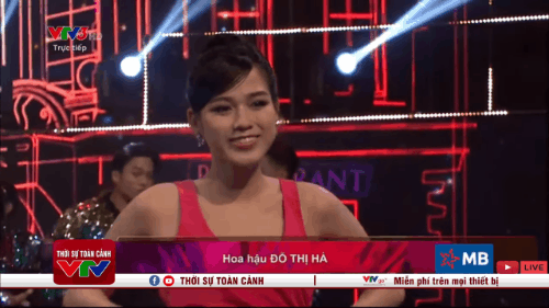 Hoa hậu Đỗ Thị Hà hớ hênh lộ cả phụ tùng trên sóng truyền hình vì chiếc đầm sexy - Ảnh 4.