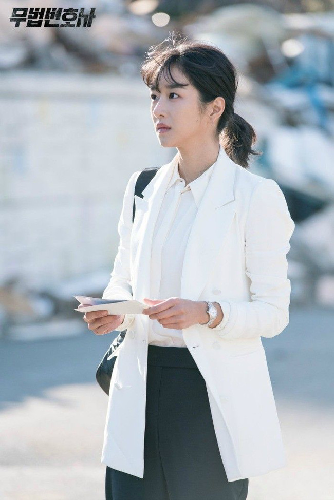 Điên nữ Seo Ye Ji chỉ diện sơ mi trắng basic mà vẫn sang hết chỗ chê, tấm gương mix đồ để học hỏi đây rồi! - Ảnh 6.
