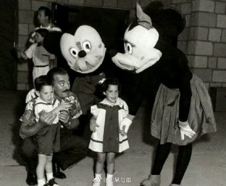 Mickey kinh dị: Đến với thế giới Mickey kinh dị, bạn sẽ được trải nghiệm những giây phút kinh hoàng và đầy ám ảnh. Chú chuột Mickey sẽ không còn là nhân vật đáng yêu nữa, mà sẽ trở thành một quái vật đầy kinh hoàng và tàn ác. Hãy sẵn sàng đối mặt với sự đen tối trong thế giới Mickey kinh dị.