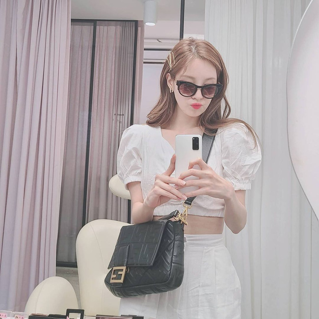 Em út 30 tuổi nhà SNSD - Seohyun có loạt outfit trẻ trung và nữ tính, xem mà muốn copy hết luôn! - Ảnh 4.