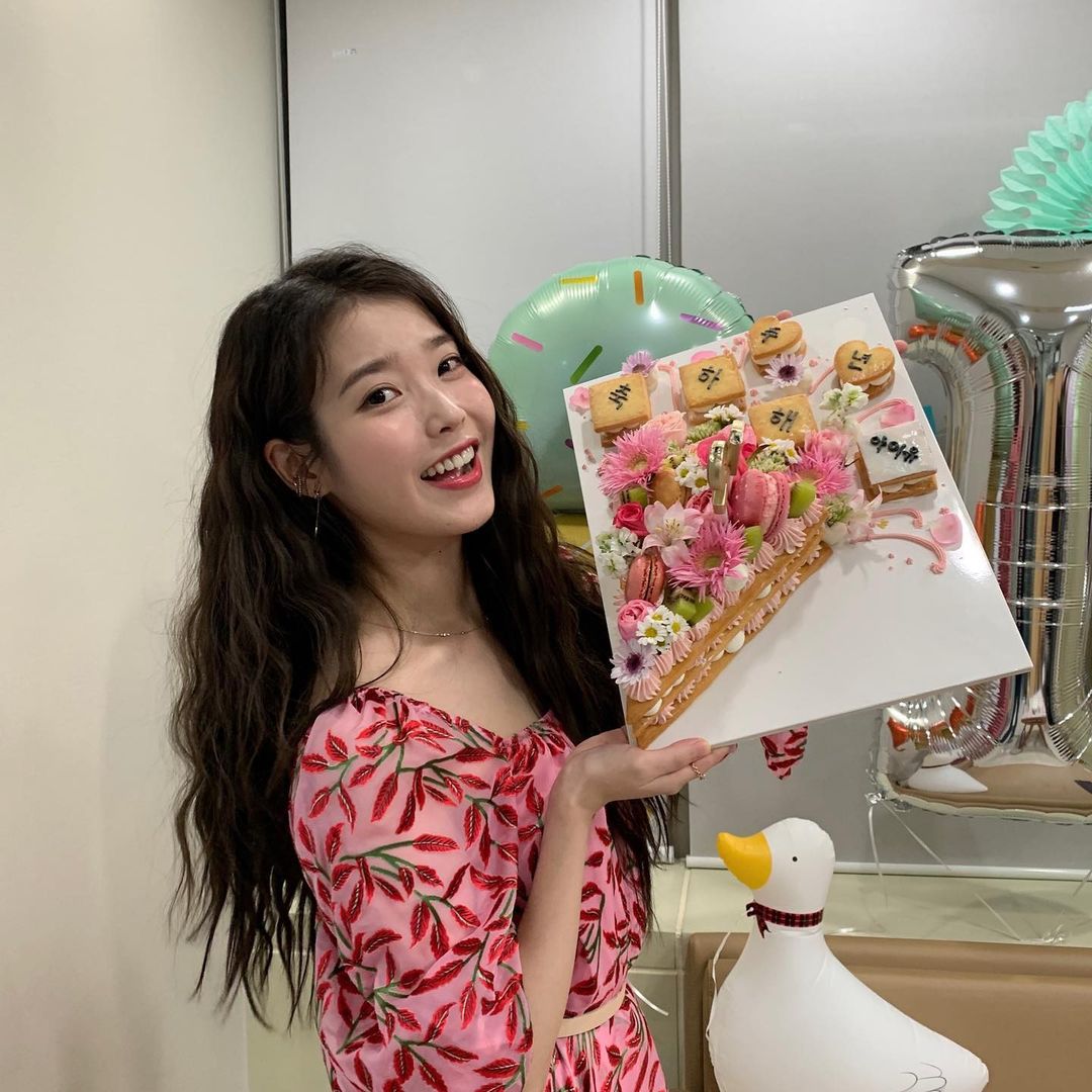 IU c&oacute; 5 kiểu t&oacute;c đẹp khiến mặt thon gọn tức th&igrave;, Th&aacute;nh tạo kiểu t&oacute;c l&agrave; đ&acirc;y chăng? - Ảnh 12.