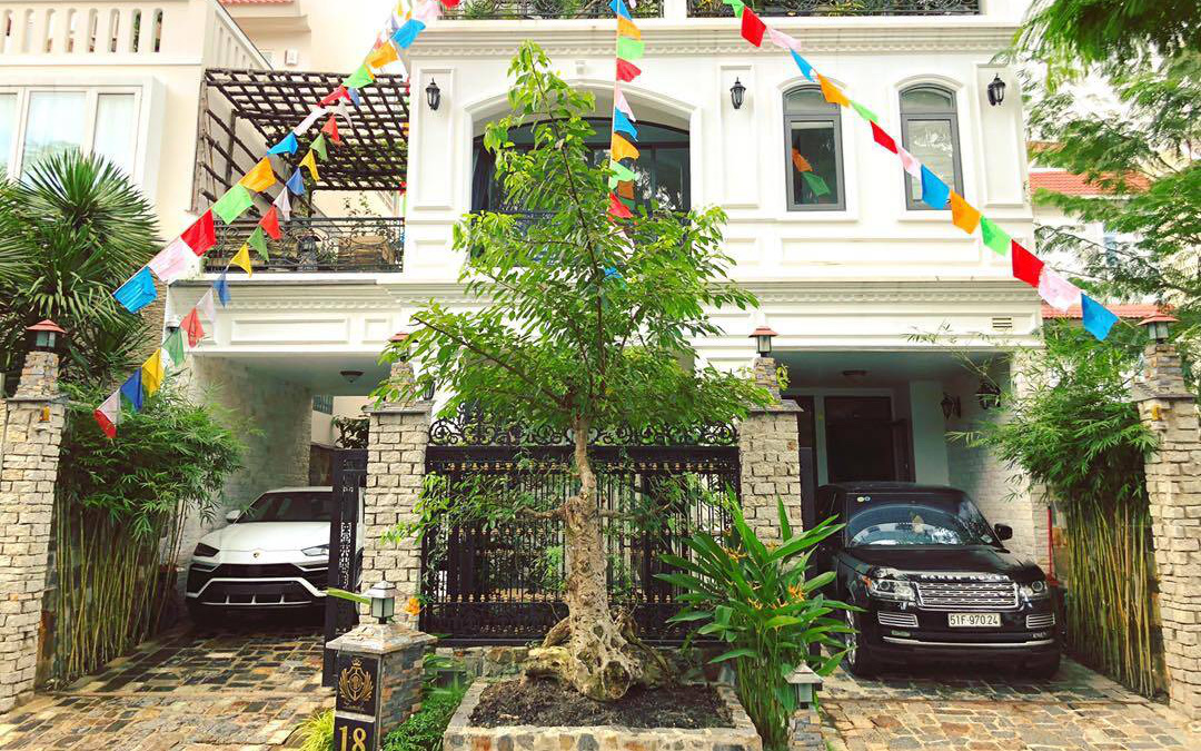 Biệt thự của đại gia Minh Nhựa: Mãn nhãn trước dàn siêu xe cực chất, rộng thế nhưng vẫn thiếu chỗ để Rolls-Royce