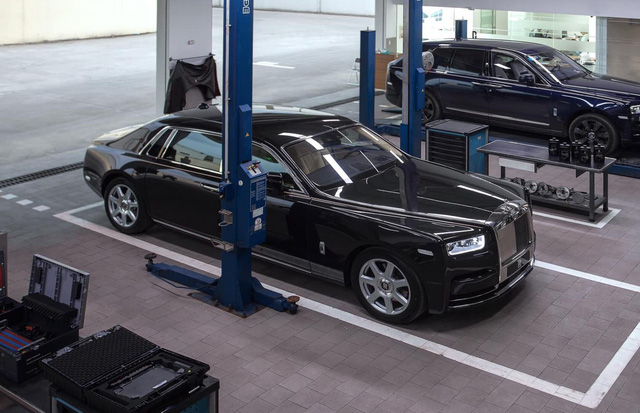 TwoTone RollRoyce Ghost Extended Is Companys First Bespoke Car From Dubai