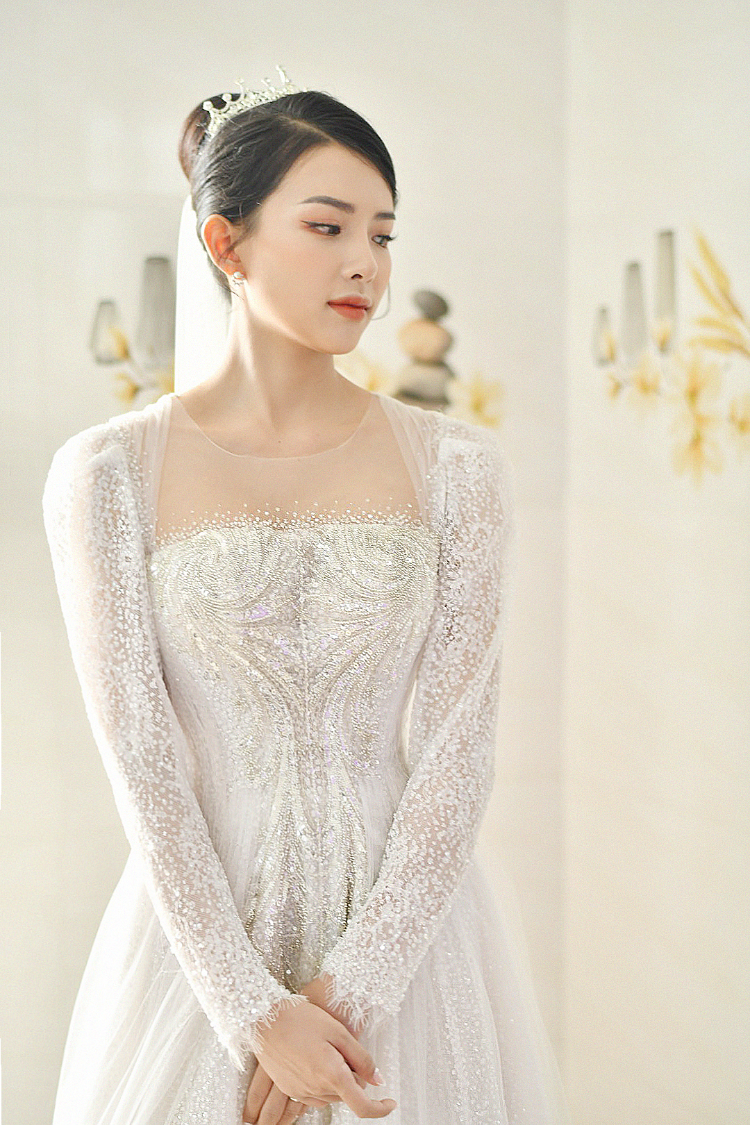 Cận cảnh váy cưới đính 10.000 viên pha lê bạc của hot girl Khánh Vy - vợ Phan Mạnh Quỳnh - Ảnh 2.