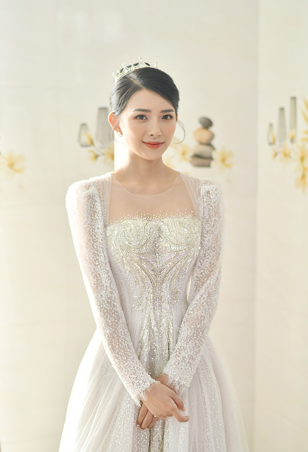 Cận cảnh váy cưới đính 10.000 viên pha lê bạc của hot girl Khánh Vy - vợ Phan Mạnh Quỳnh - Ảnh 1.