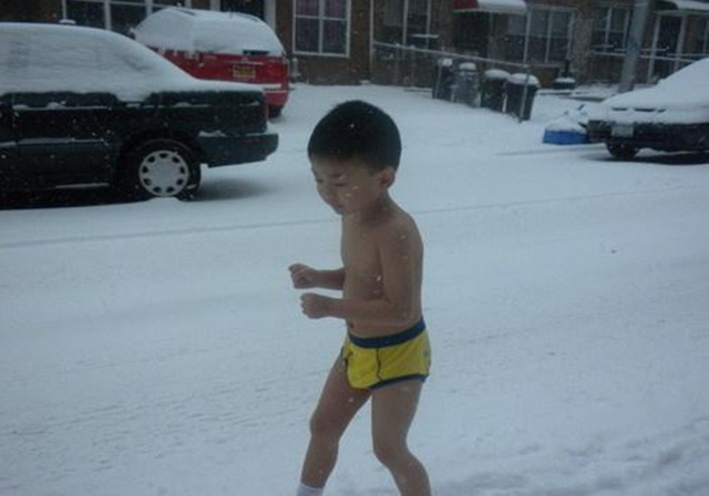 Cậu bé cởi trần chạy trong tuyết lạnh -13 độ C 9 năm trước lại gây sốc với thành tích khủng, tất cả là nhờ phương pháp giáo dục đại bàng đầy tranh cãi của người cha - Ảnh 3.