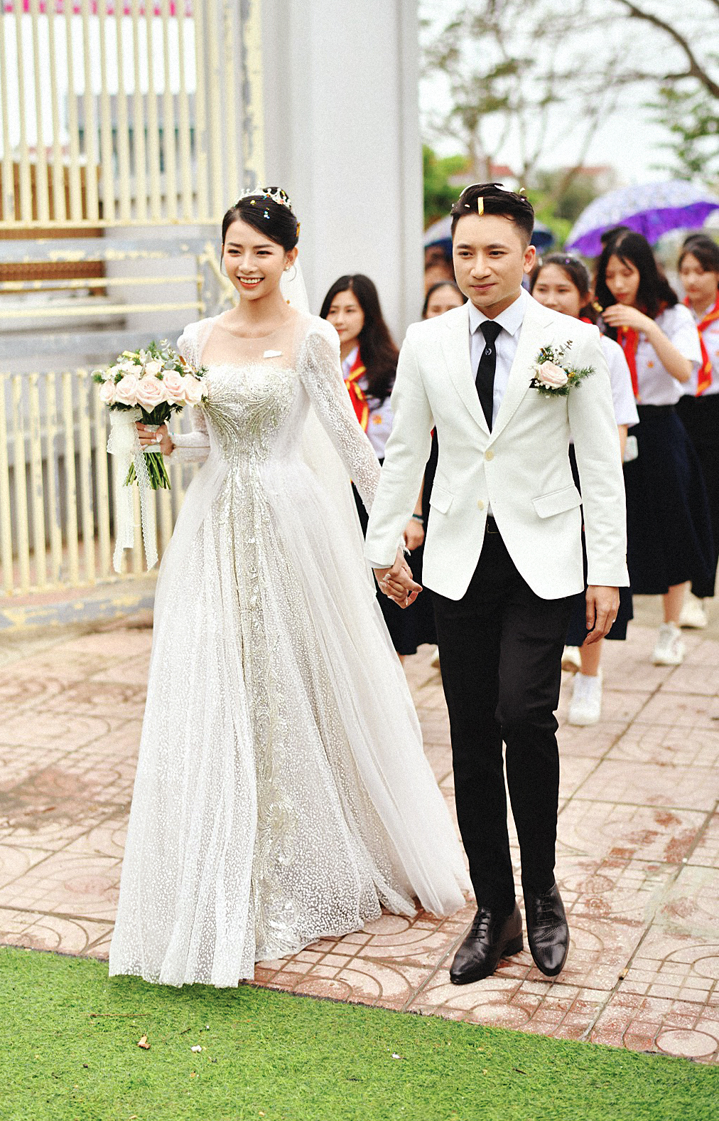 Cận cảnh váy cưới đính 10.000 viên pha lê bạc của hot girl Khánh Vy - vợ Phan Mạnh Quỳnh - Ảnh 4.