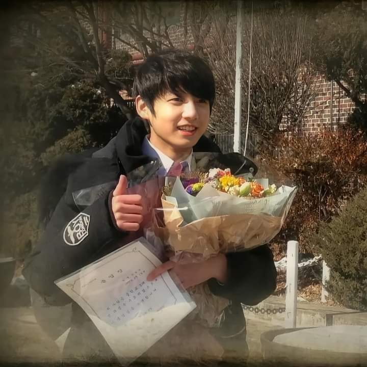 Nh&igrave;n lại loạt ảnh thời c&ograve;n đi học của BTS: Ai rồi cũng dậy th&igrave; th&agrave;nh c&ocirc;ng, ri&ecirc;ng V v&agrave; Jungkook đ&uacute;ng l&agrave; si&ecirc;u visual ngay từ b&eacute; - Ảnh 32.