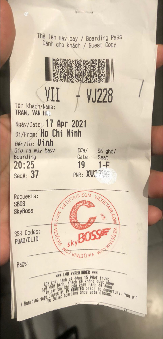 Người đàn ông oà khóc ở sân bay xin đổi chuyến sớm và lí do đặc biệt gây đau lòng: Con gái tôi mất rồi, cô cho tôi bay sớm với... - Ảnh 2. Người đàn ông oà khóc ở sân bay xin đổi chuyến sớm và lí do đặc biệt gây đau lòng: Con gái tôi mất rồi, cô cho tôi bay sớm với... - Ảnh 2.