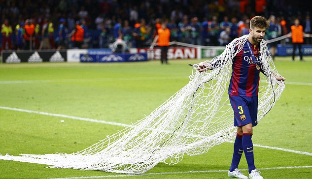 Vô địch Cúp Nhà vua Tây Ban Nha, bạn trai Shakira cắt trụi mành lưới mang về làm kỷ niệm, phun sâm-panh vào những chiếc máy quay tiền tỉ khiến phóng viên bỏ chạy tán loạn - Ảnh 7.