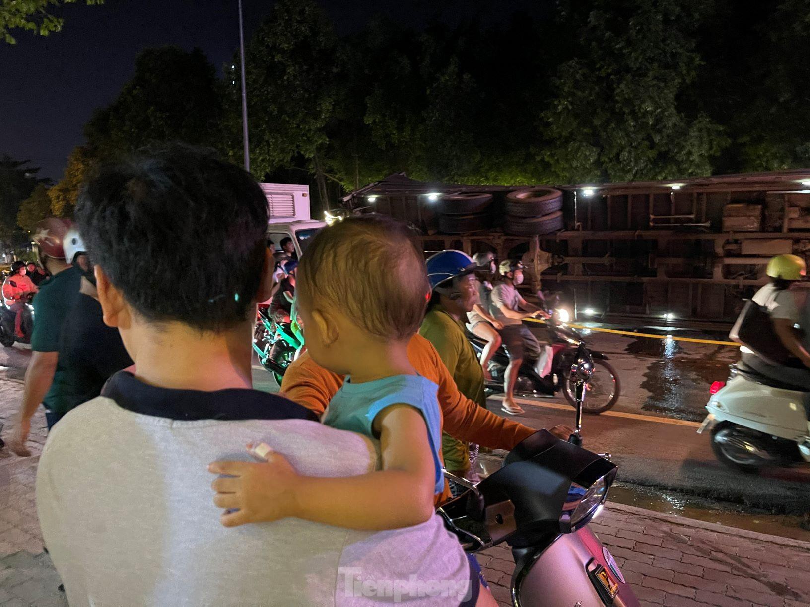 Xe tải chở heo đè bẹp xe du lịch, cha ôm con nhảy ghế sau thoát chết