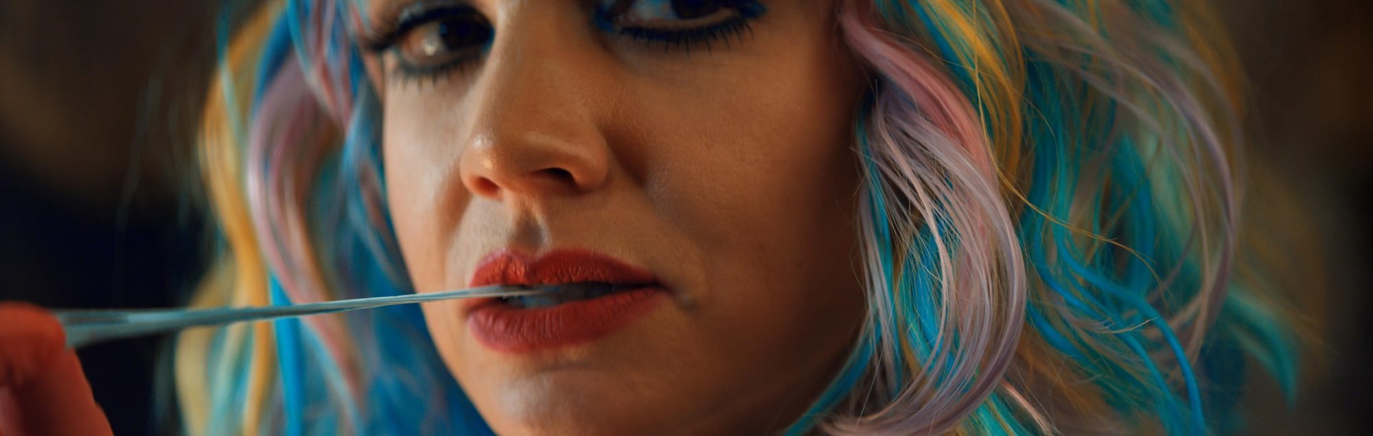 C&ocirc; G&aacute;i Trẻ Hứa Hẹn: T&aacute;o bạo, &aacute;m ảnh tận c&ugrave;ng về Văn h&oacute;a hiếp d&acirc;m v&agrave; những người đứng-ngo&agrave;i-lề - Ảnh 11.